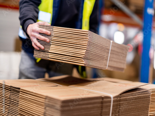 Stock de carton d'emballage dans un entrepôt