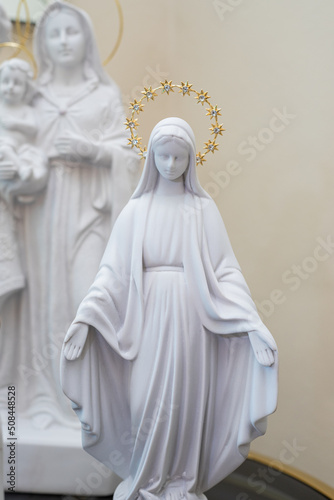 escultura de la virgen maria con su corona dorada, plano detalle. objetos religiosos