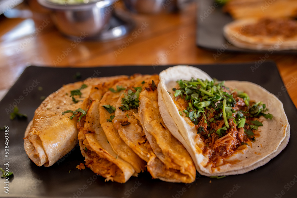 Foto de Tacos de birria con cilantro y tortilla de maíz, salsa barbacoa