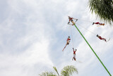 Voladores de Papantla en el cielo Espectáculo para turistas de hombres volando por el cielo amarrados a un asta, Visitando México