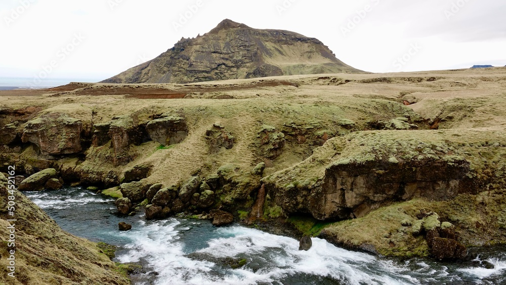 Landschaft im Süden Islands, Wanderung an einem Flusslauf.