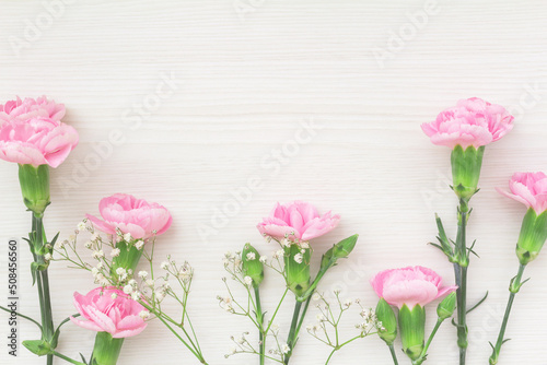 ピンクのカーネーションとかすみ草の装飾フレーム