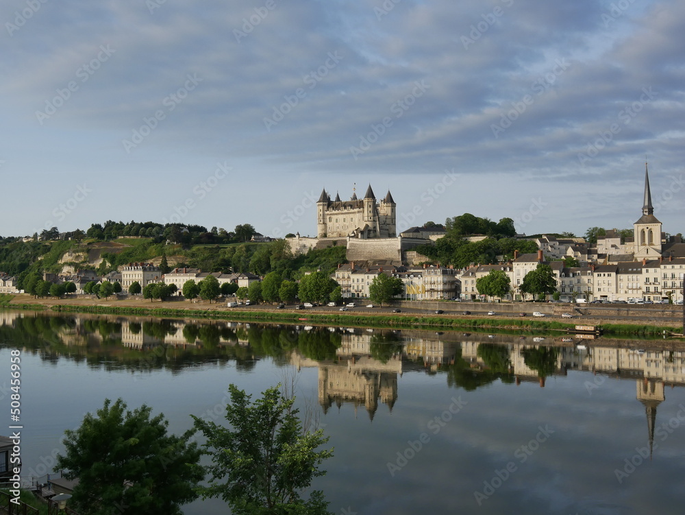 Fototapeta premium Saumur et son château vue de la rive opposée de la loire