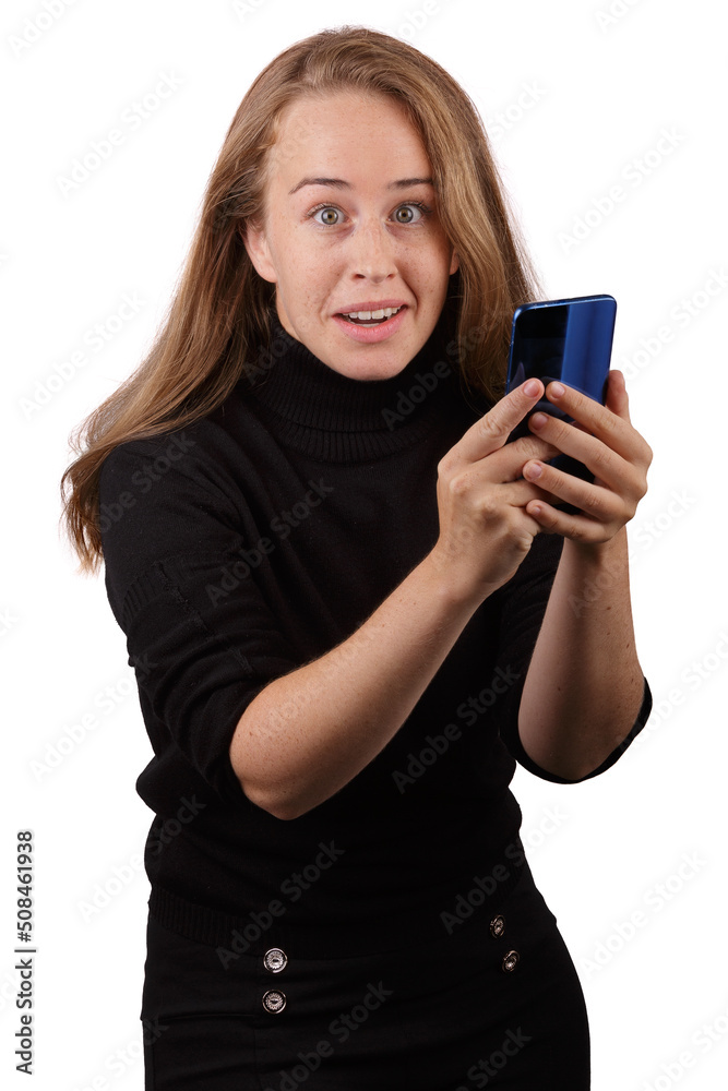 Chica joven rubia eufórica con lo que ve en su teléfono móvil, expresiones Chica joven rubia eufórica con lo que ve en su teléfono móvil, expresiones