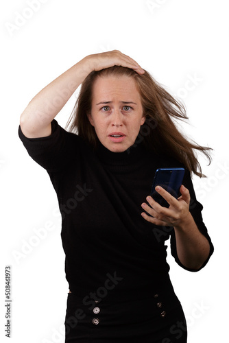 Chica joven con cara de preocupada leyendo un mensaje en su teléfono
