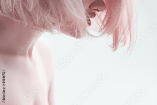 Foto Hair and lips sensually cover the face of a blonde woman, short haircut, close-u