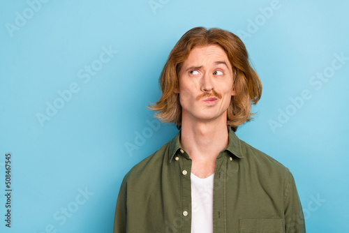 Billede på lærred Portrait of attractive funky doubtful bewildered red-haired guy overthinking iso