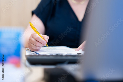 Une main avec un crayon en train de signé des papiers et contrats en entreprise photo