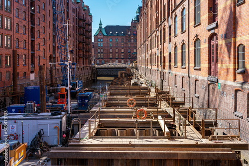 Baustelle in Wasserkanälen der Hamburger Speicherstadt, Hamburg photo