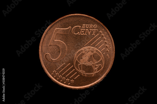 5 Cent Münze Vorderseite mit schwarzem Hintergrund photo