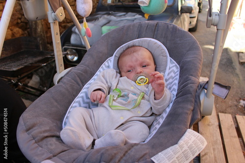 bébé dans un transat