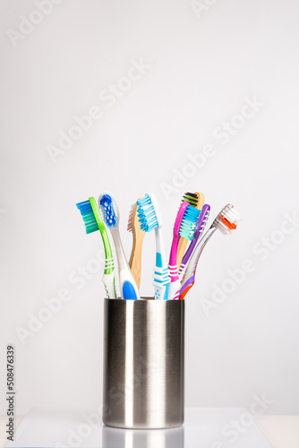 Zahnbürste im Becher als Symbol für sexuelle Orientierung und vielschichtiger Sexualität und Pansexualität  photo