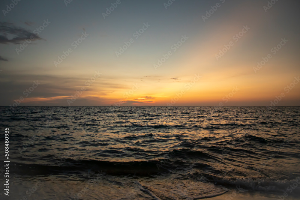 Fototapeta premium Pôr do sol de frente para mar