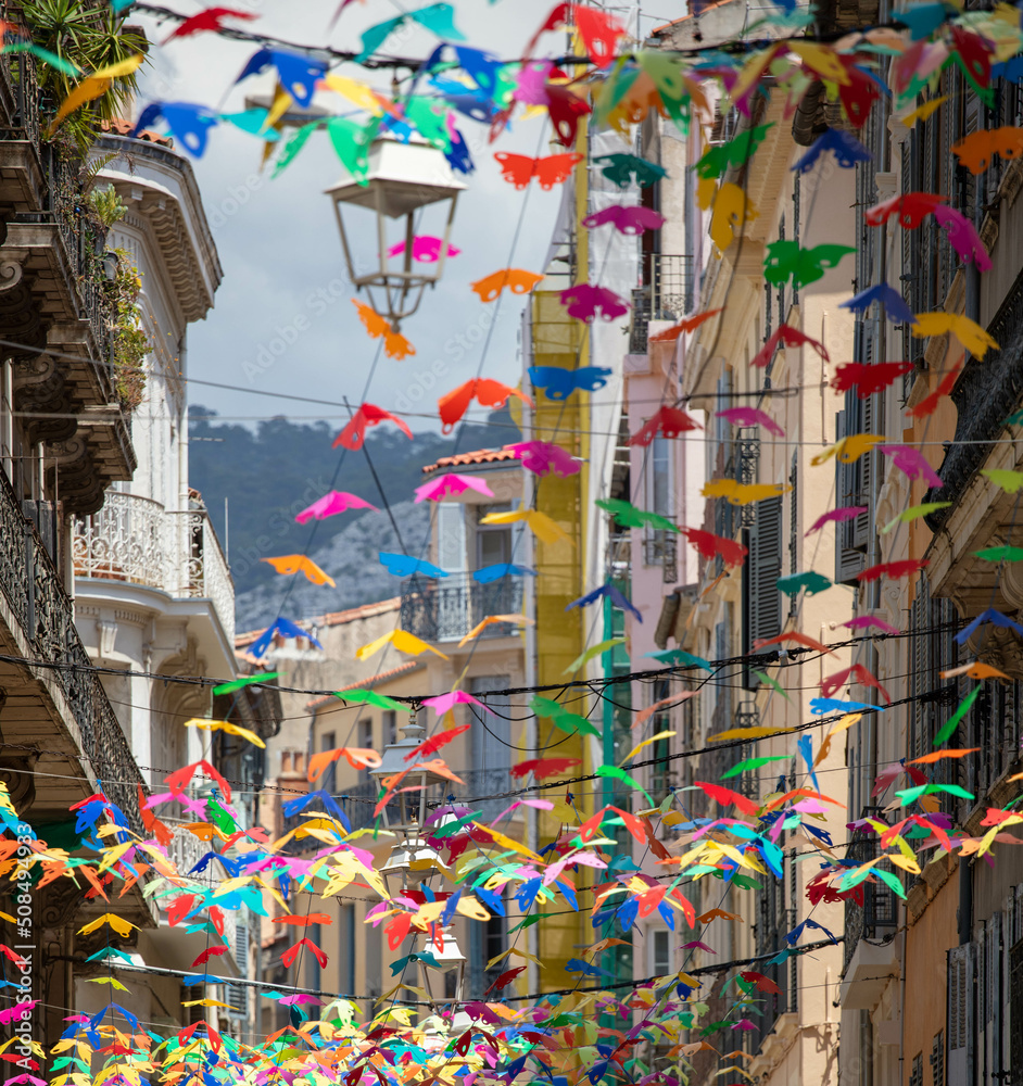 Fototapeta premium Papillons en plastiques de couleur dans une ruelle
