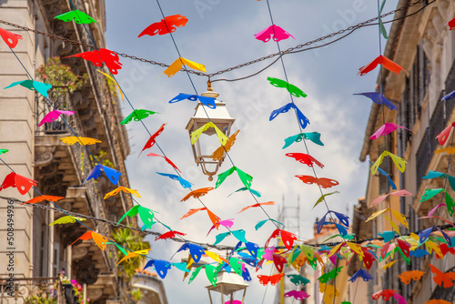 Fototapeta Naklejka Na Ścianę i Meble -  Papillons de couleurs dans une rue