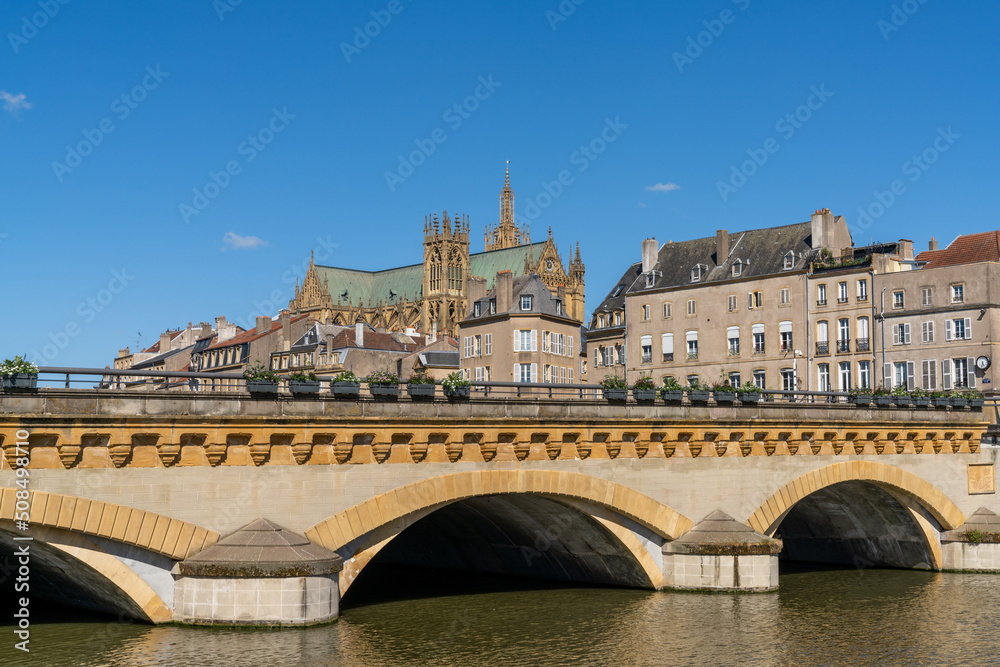 Fototapeta premium the Moselle River and Moyen Bridge with the historic city center of Metz behind