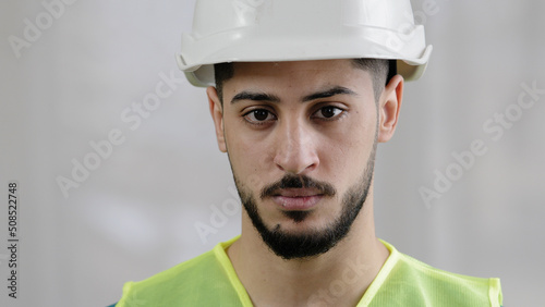 Foto Close-up portrait of serious arabian man male foreman professional inspector bui
