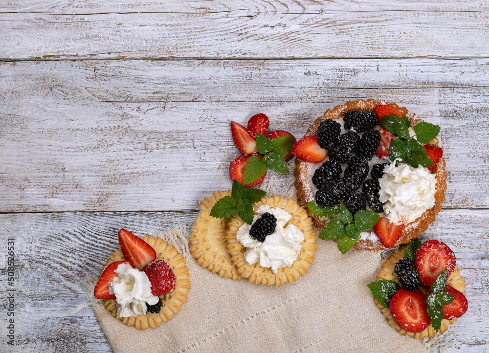 Tartlets with strawberries and blackberries