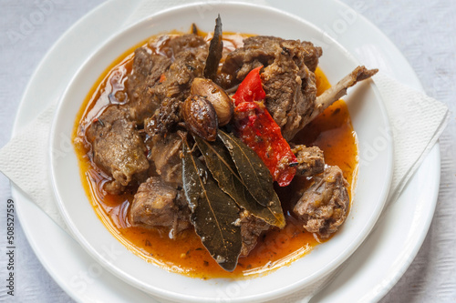 Plato con carne de cabra típico de Canarias