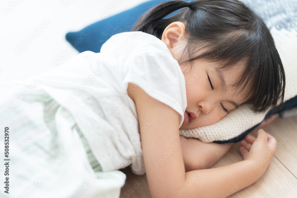 お昼寝をする4歳の子供(育児・子育て) お昼寝をする4歳の子供(育児・子育て)