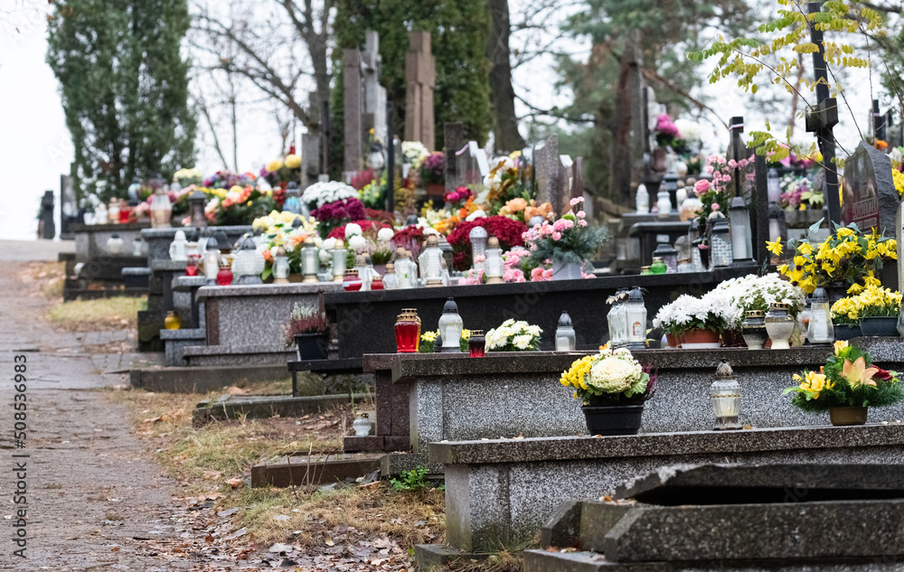 Foto de All Saints' Day, burning candles and flowers on the graves