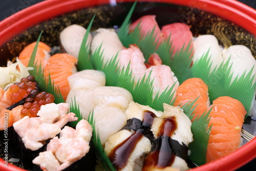 美味しそうな日本のテイクアウト出前寿司