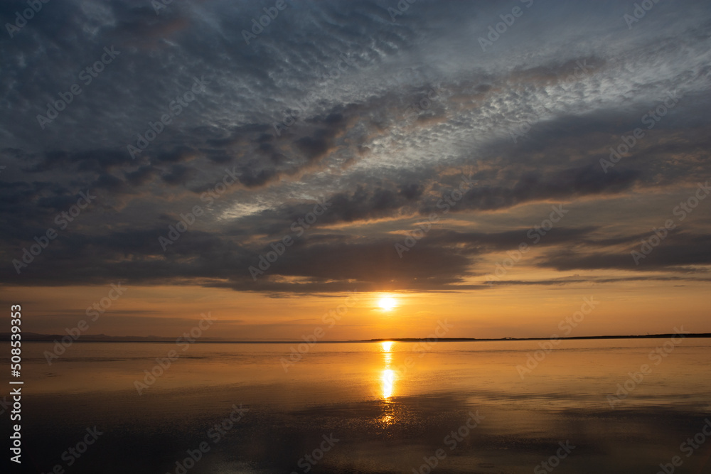 静かな湖の夕日　サロマ湖
