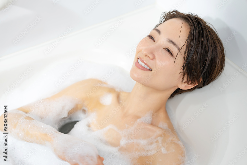 お風呂に入る女性 お風呂に入る女性