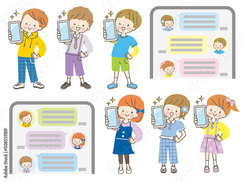 スマホの画面を見せる子ども達の表情セット