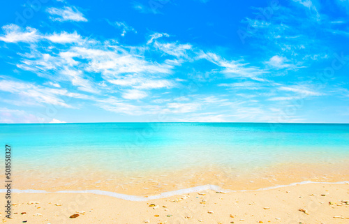 青い海と青空と砂浜・真夏のリゾートビーチイメージ