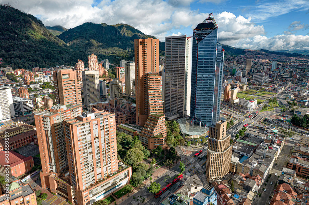 Paisaje urbano de la ciudad de Bogotá, Colombia, ubicada en sur américa  - obrazy, fototapety, plakaty 