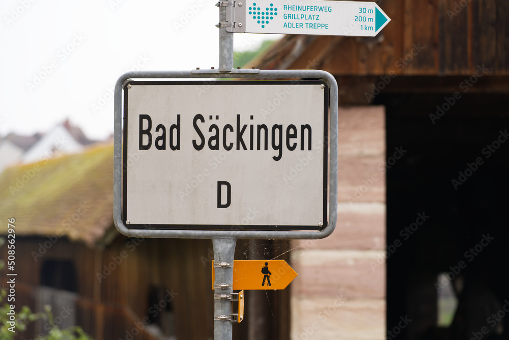 Obraz premium Close-up of traffic sign Bad Säckingen, Baden-Württemberg, at Village of Stein, Canton Aargau, on a cloudy spring day. Photo taken May 6th, 2022, Stein, Switzerland.