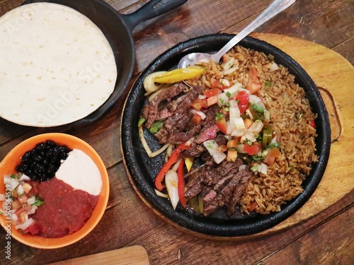 фотографія Indian food with rich ingredients on a sizzling plate, served with chapatis and