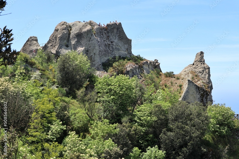 Serrara Fontana - Turisti sulla cima del Monte Epomeo dal Belvedere La Grotta