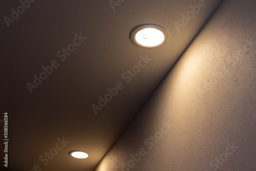 天井に設置された円形の照明器具 