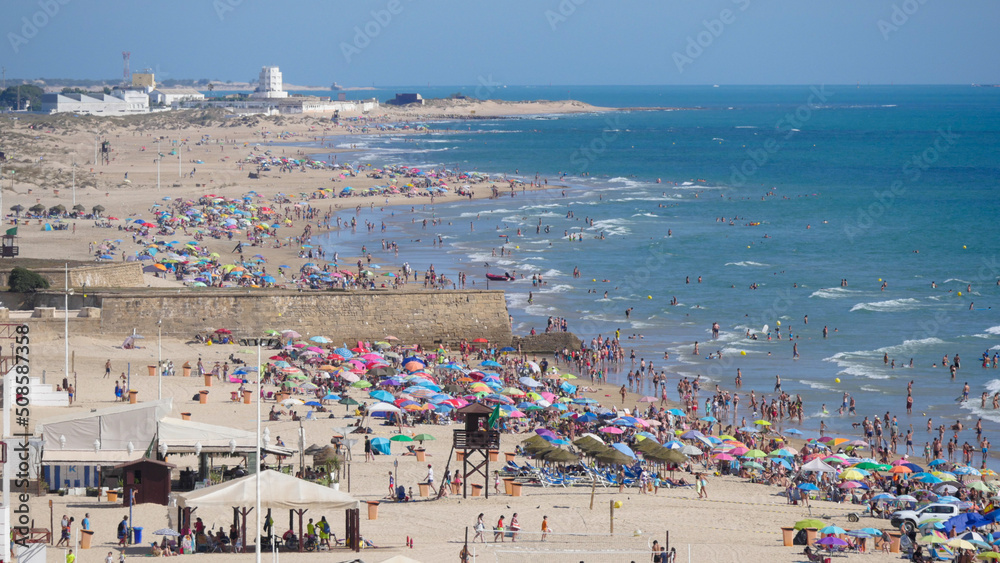 Obraz premium Aerial view of a crowded beach in summer in Cadiz, Spain