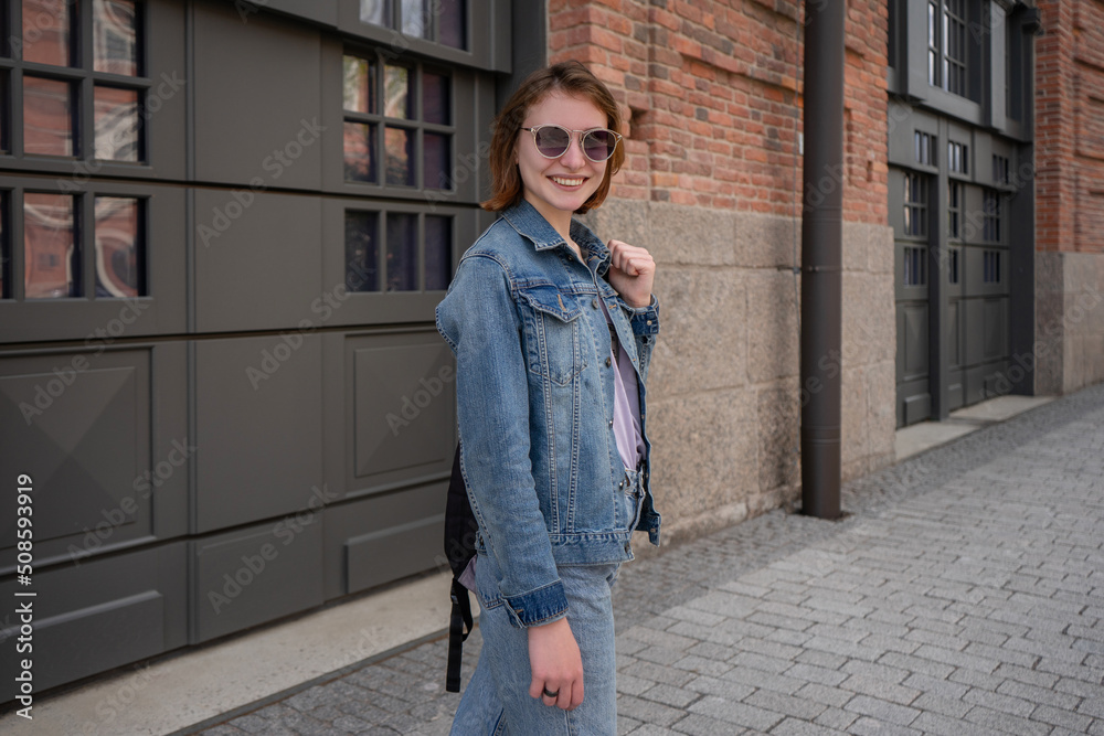 Fototapeta premium happy girl in sunglasses in urban environment.