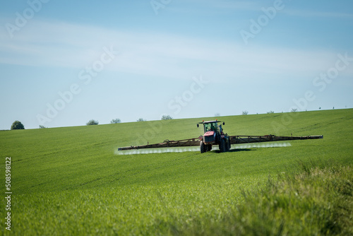 Εκτύπωση καμβά Tractor spraying insecticide at field