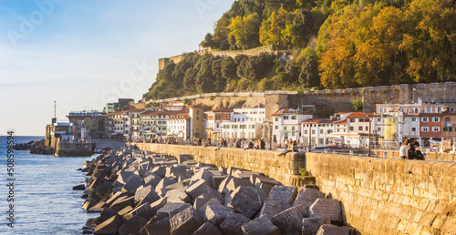 Canvas Print Rocks and white houses at the waterfront in San Sebastian, Spain