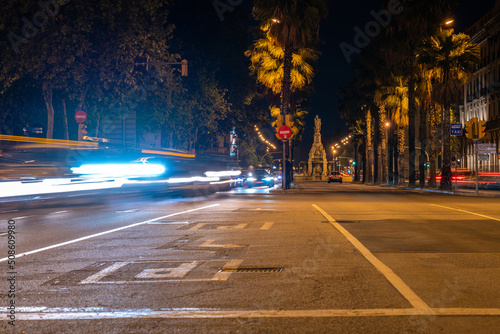 Foto Urban night city life in Barcelona, illuminated streets with cars