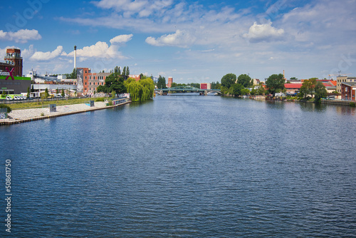 Photography Weite Panorama-Ansicht der Spree mit urbaner Architektur und sommerlichen Wolken