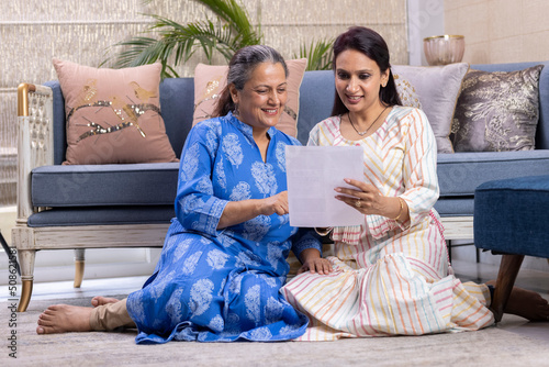 Canvas Print Daughter helps her mother to lead home accounting