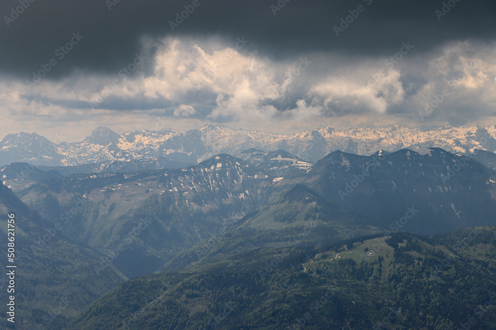 Imposante Alpenlandschaft; Blick vom Schafberg nach Süden zum Tennengebirge mit Pitschenberg und Osterhorn vor der Gebirgskette und Fritzerkogel hinten links
