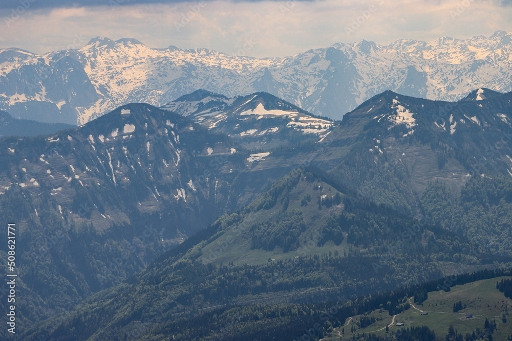 Majestätische Alpenlandschaft; Blick im Mai vom Schafberg über Pitschenberg und Osterhorn zum Tennengebirge