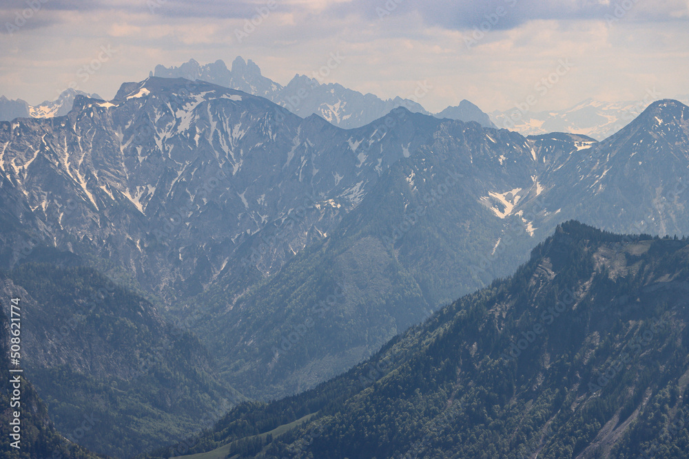 Wildromantische Alpenlandschaft im Fokus; Blick vom Schafberg über Bleckwand und Gamsfeld zum Gosaukamm