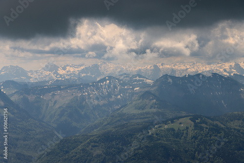Fototapeta Naklejka Na Ścianę i Meble -  Imposante Alpenlandschaft; Blick vom Schafberg nach Süden zum Tennengebirge mit Pitschenberg und Osterhorn vor der Gebirgskette und Fritzerkogel hinten links