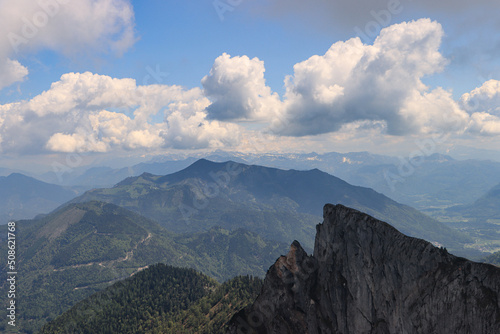 Wildromantisches Salzkammergut; Blick vom Schafberg ostwärts über die Spinnerin zum Leonsberg photo