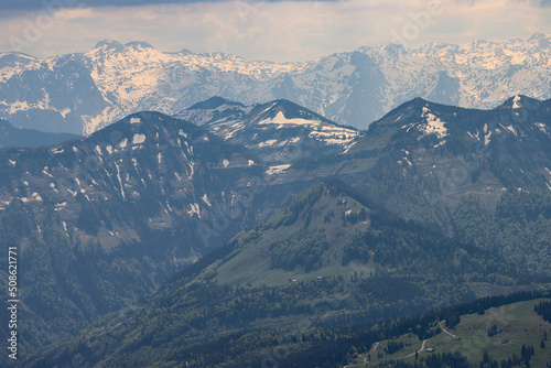 Majest  tische Alpenlandschaft  Blick im Mai vom Schafberg   ber Pitschenberg und Osterhorn zum Tennengebirge