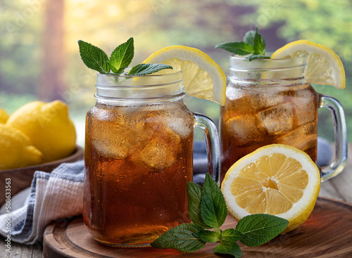 Bild auf Leinwand Glass of ice tea with lemon and mint