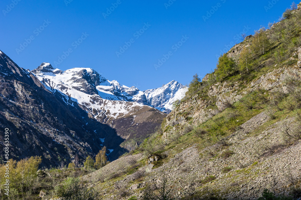 Paysage depuis le chemin de randonnée vers le Refuge de Chabournéou dans la Vallée du Valgaudemar